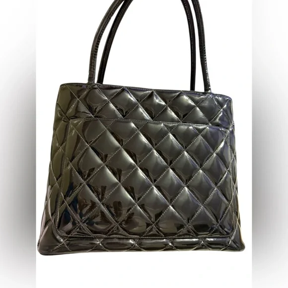 Auth CHANEL medallion tote glossy patent leather Black quilted CC vintage Bag - Picture 5 of 16
